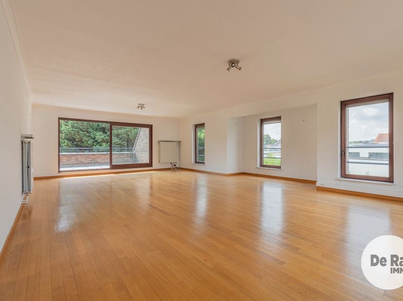 KIJKDAG ZON. 6 SEPTEMBER VAN 10u TOT 12u (OP AFSPRAAK!)<br />
AALST - Zeer groot appartement met dubbel terras en drie slaapkamers<br />
Dit gunstig e