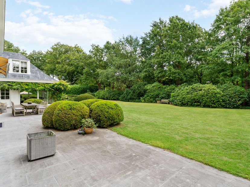 Op een van de meest gegeerde en residentiële locaties van Brasschaat centrum bevindt zich deze uitzonderlijke en charmante villa op een ruim perceel.