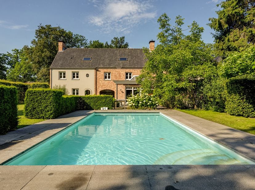 Bijzondere ruime villa (bew. opp. 487m² + poolhouse) met 5 tot 7 slaapkamers, 3 badkamers, dubbele inpandige garage, zwembad, poolhouse enz. Deze vill
