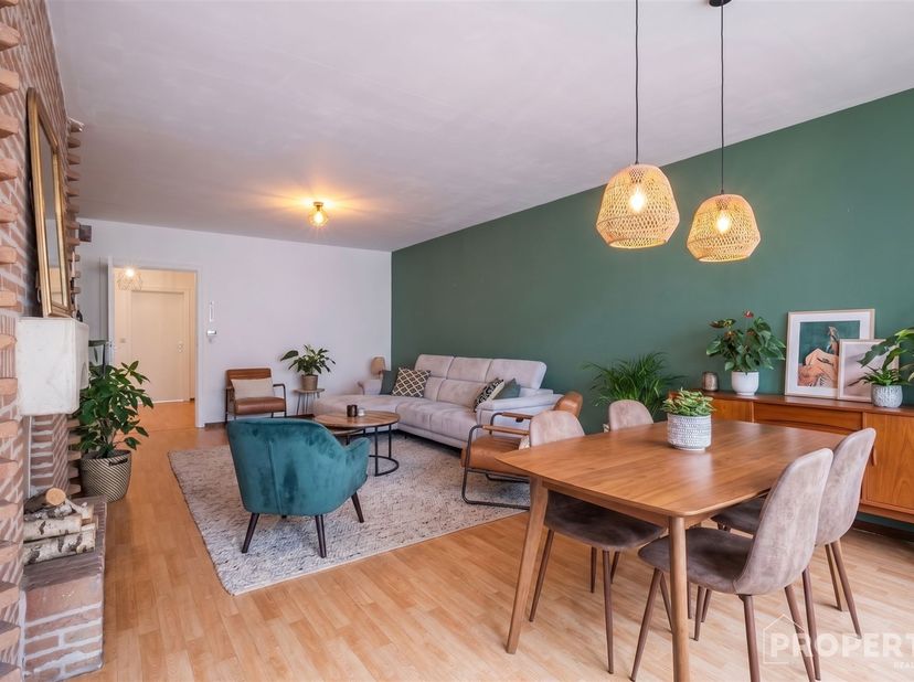 Aménagement : hall d'entrée, salon avec bar et balcon donnant sur la Nieuwstraat, cuisine, débarras, salle de bains, deux chambres, toilettes, terrass