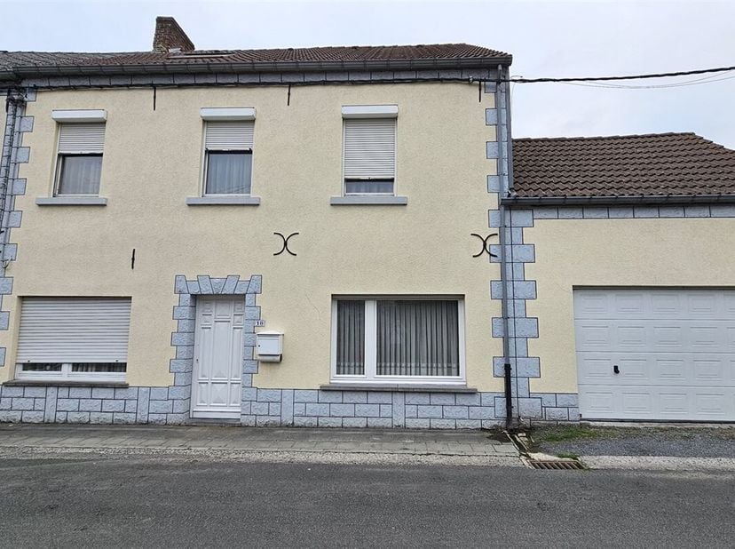Prix: Offre à partir de 195.000 euros, frais d'agence non inclus et à charge de l'acquéreur.<br />
Maison à rafraichir comprenant:<br />
Sous-sol: Cav