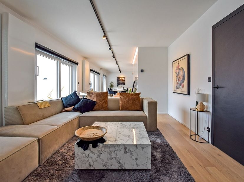 Dit prachtig instapklaar penthouse te Koksijde Sint-Idesbald is recent volledig gerenoveerd. Het lichtrijke appartement beslaat een bewoonbare oppervl