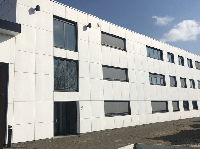 180m² instapklare kantoorruimte op 1e verdieping <br />
Ligging: in Industriepark-Noord, op 5 min. van afrit E17 en makkelijk bereikbaar met het openb
