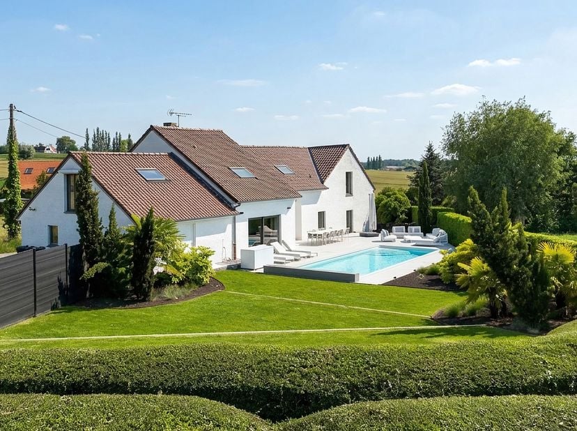 Villa de prestige nichée au cœur de la campagne, dans le charmant village d’Obigies.<br />
Le rez-de-chaussée dévoile un vaste espace de vie entièreme