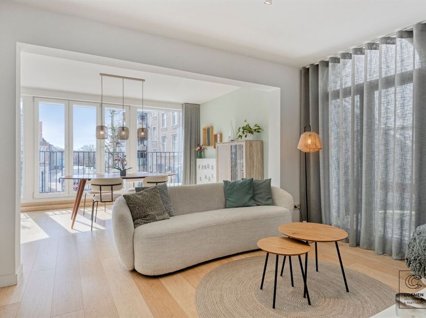 Op een uitstekende, centrale ligging in het hart van Lier bevindt zich dit instapklare en lichtrijke appartement met een bewoonbare oppervlakte van ca