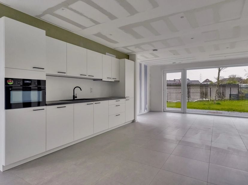 In een rustige buurt, nabij het centrum van Munsterbilzen, bevindt zich deze ruime en instapklare BEN-woning met een praktische indeling.<br />
De ope