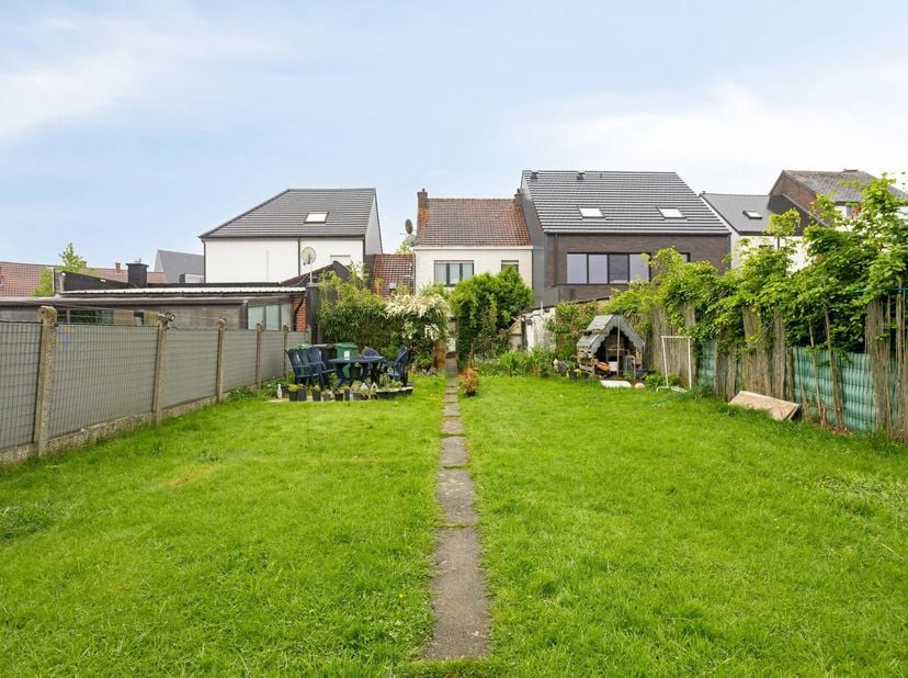 Zeer solide te moderniseren tweegevelwoning te Denderleeuw. De woning is gelegen op wandelafstand van het treinstation Denderleeuw, diverse winkels/wa