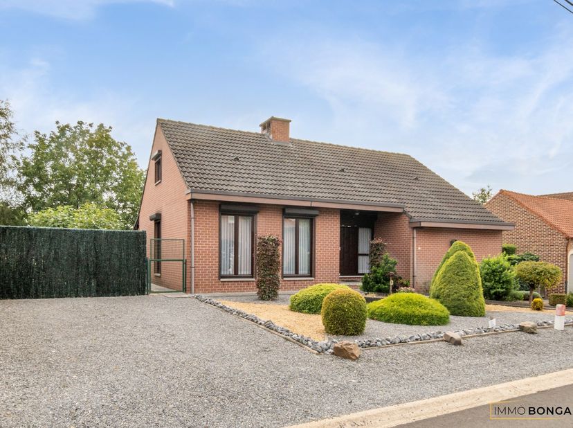 Rustig gelegen en instapklare woning met 3 slaapkamers, inpandige garage en zonnepanelen.<br />
<br />
Op een perceel van 5a61ca vinden we deze verzor