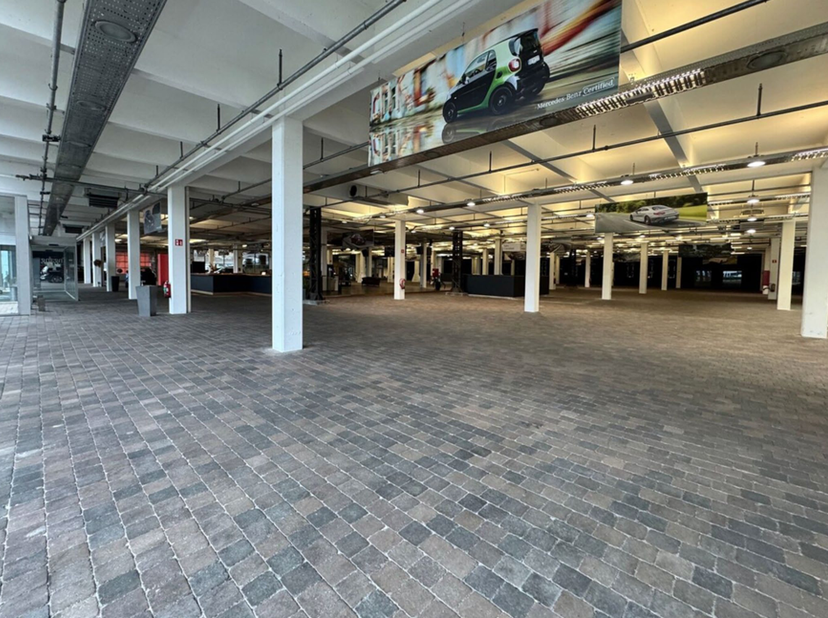 Polyvalent gebouw te huur. <br />
Het gebouw geniet van een uitstekende ligging met zeer goede zichtbaarheid. Het is gelegen aan de Groenendallaan 395