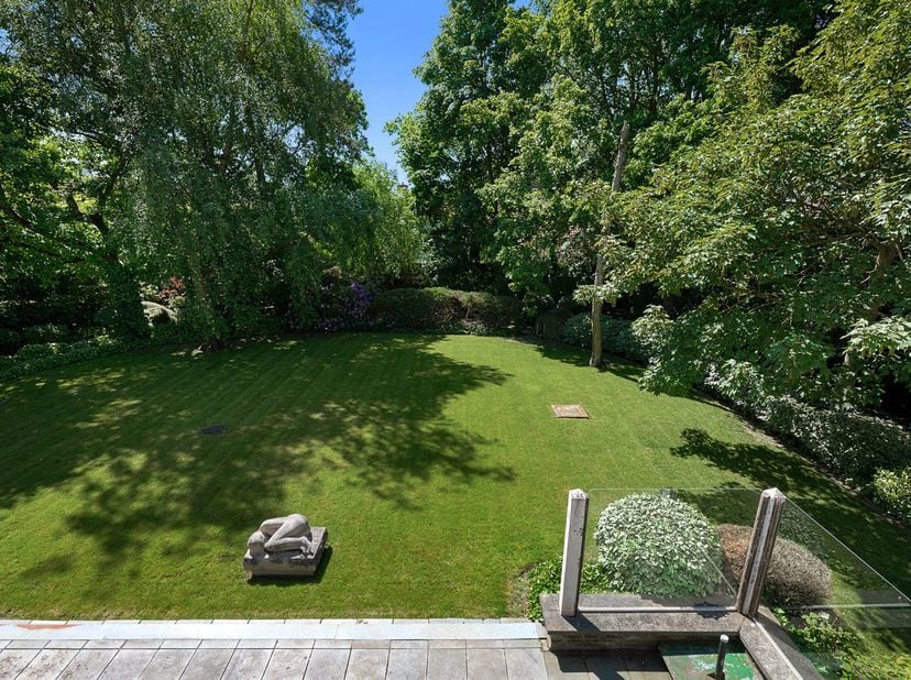 Située dans un environnement résidentiel particulièrement recherché, à distance de marche de la Boslaan, cette villa individuelle se trouve sur un mag