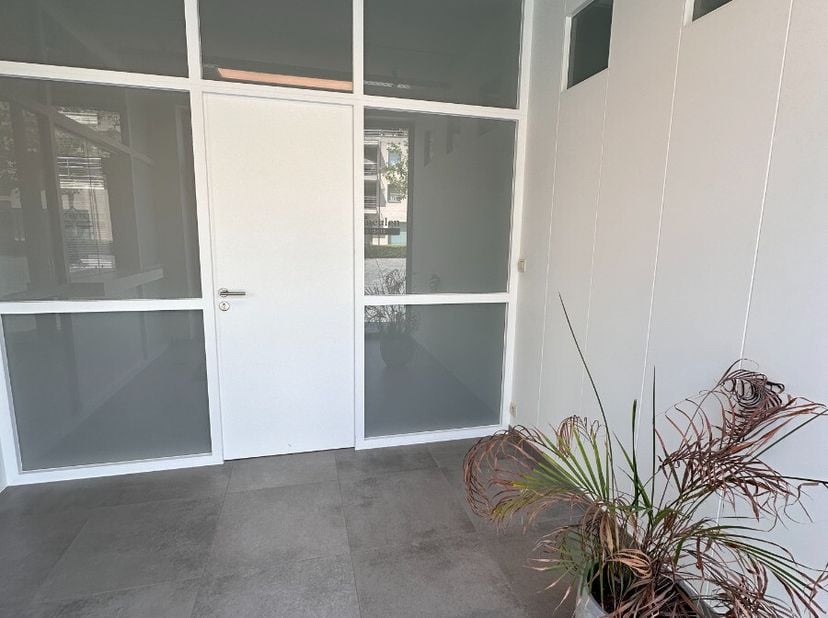Mooi kantoor/handelspand te huur op toplocatie in Lommel:Indeling: inkom met ontvangstbalie, 1 grote kantoorruimte, kitchenette en toiletZeer energiez