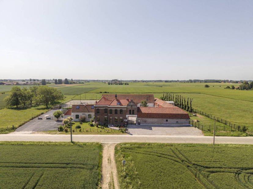 Op een prachtige locatie met een uniek open zicht op de Kemmelberg bevindt zich deze veelzijdige hoeve op een perceel van 7.425 m². Deze eigendom comb