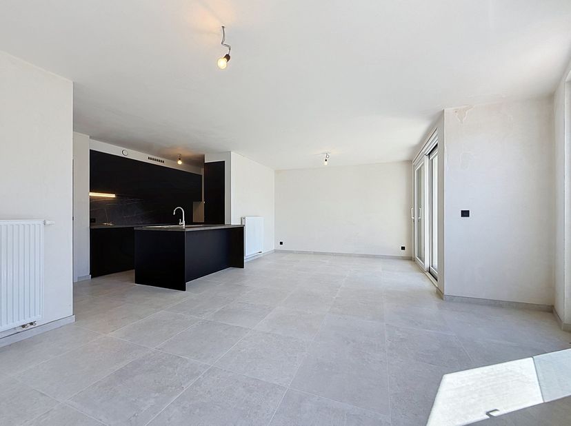 Gelegen aan de Kerkstraat in Spiere-Helkijn, biedt dit sfeervolle appartement een ideale basis voor wie op zoek is naar comfort en rust.<br />
<br />