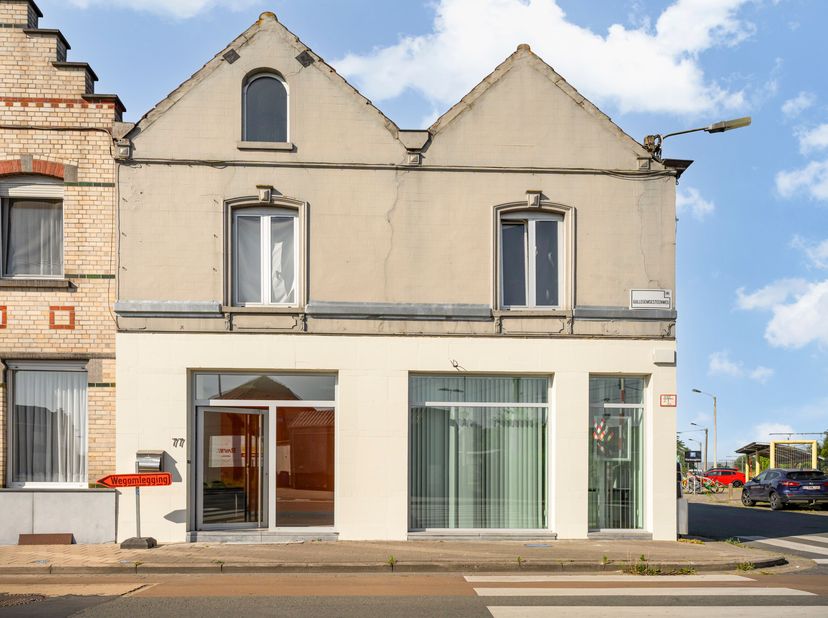Handelspand/Kantoor te huur in het centrum van Bissegem!<br />
Dit centraal gelegen handelspand bevindt zich op het gelijkvloers en beschikt over een