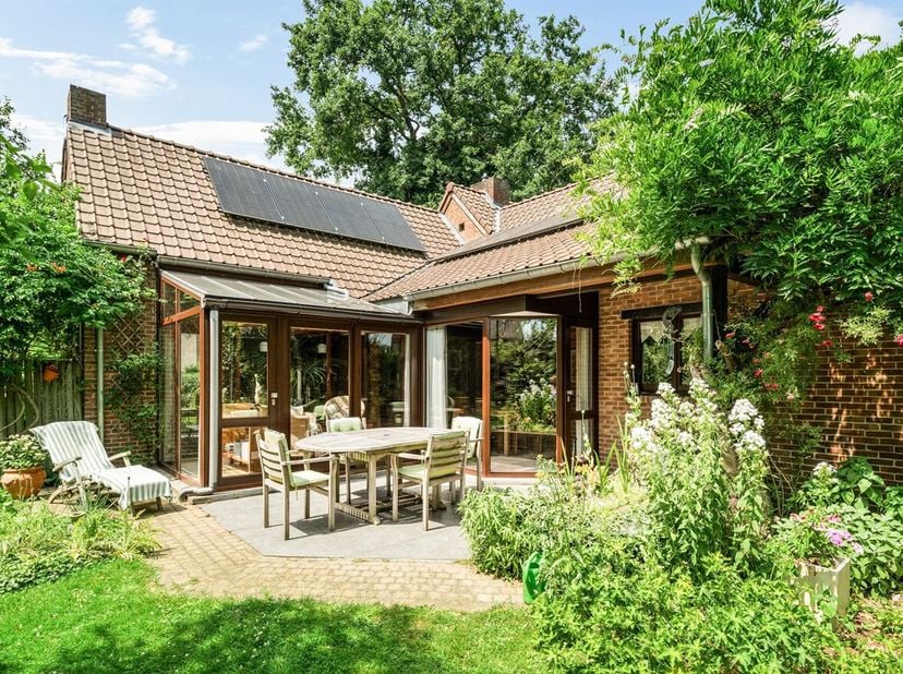 Prachtig gelegen woning met zonnepanelen<br />
Deze vrijstaande woning is gelegen op een groen hoekperceel in een rustige, landelijke omgeving te Olen
