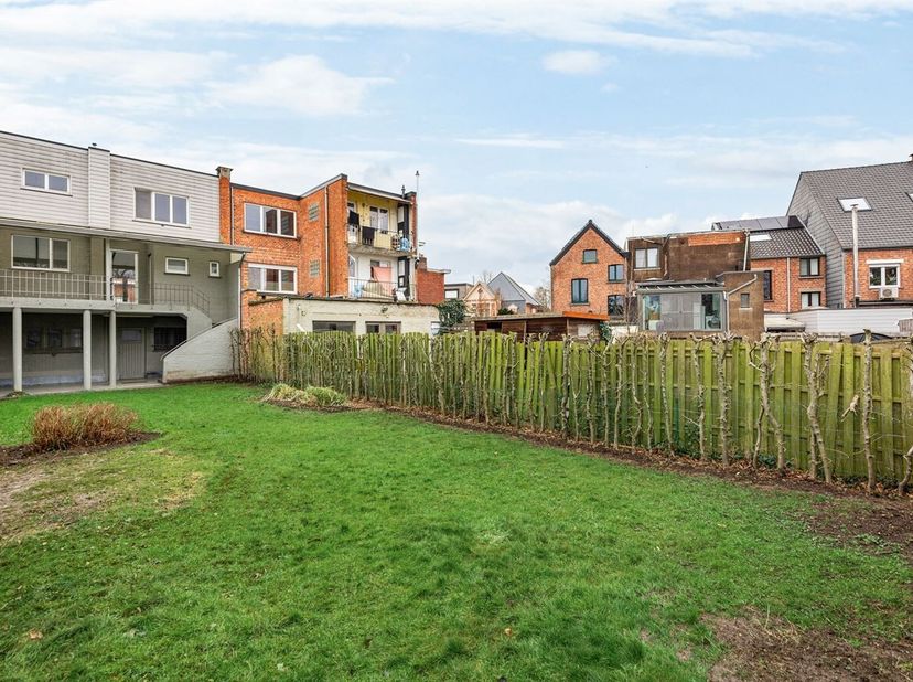 Openhuizendag op zaterdag 13 juni van 14u00 - 15u00<br />
Deze instapklare bel-étagewoning in het centrum van Duffel combineert comfort, licht en func