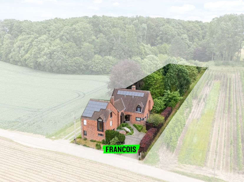 Située dans un cadre champêtre exceptionnellement calme à Balegem (Oosterzele), cette charmante maison individuelle a été construite en 1986. Entourée