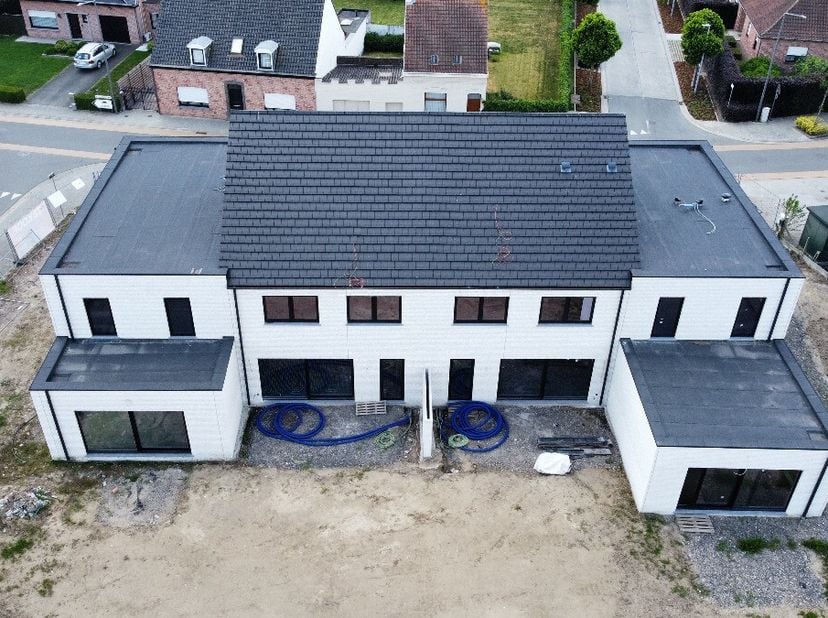 e koop: moderne gesloten woning in het centrum van Deerlijk, op korte afstand van openbaar vervoer en invalswegen. Aankoop aan 6% BTW is mogelijk voor