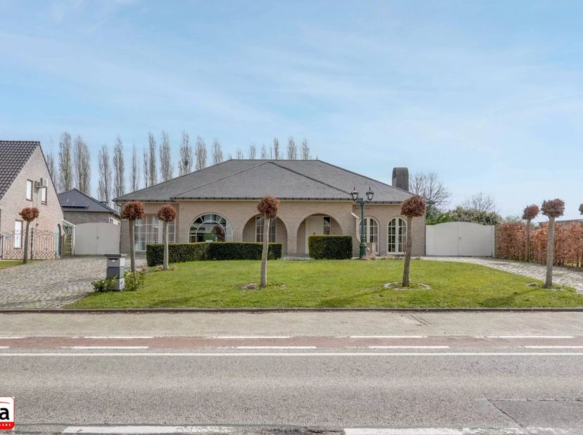 Deze villa ligt op de Borgwormsesteenweg, op een tiental minuten van het centrum van Sint-Truiden en een tiental minuten van de E40. De woning werd in
