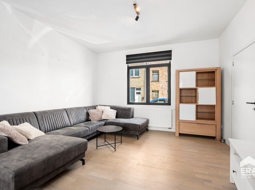 Deze moderne starterswoning ligt in een rustige, groene omgeving nabij het centrum van Bree. Wandelaars kunnen meteen genieten van de omliggende wande
