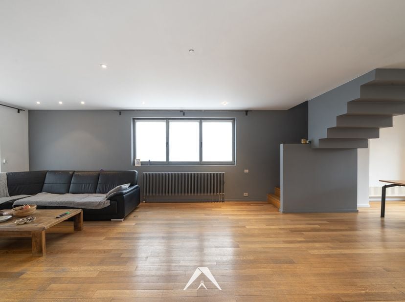 Bent u op zoek naar een ruim appartement in een groene en rustige omgeving, maar toch dicht bij alle voorzieningen? Dit lichtrijke duplex-appartement