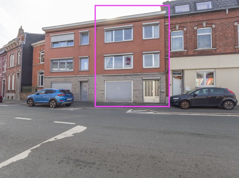 Ruime woning van 190 m² op de eerste verdieping, ideaal gelegen in Couillet, vlak bij de hoofdwegen en alle voorzieningen.