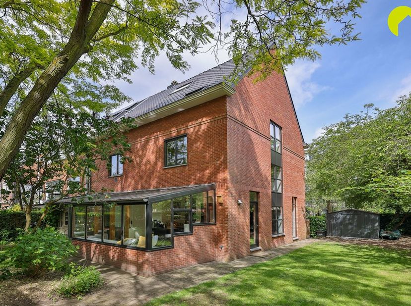 IN OPTIE!<br />
Deze unieke woning is gelegen aan een groen plein in Mortsel. <br />
Het huis wordt gekenmerkt door haar unieke, doordachte architectu