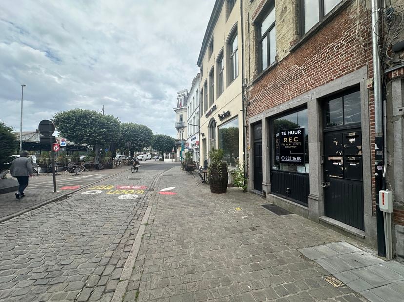 Horecapand met terras te huur op commerciële locatie in het hart van Antwerpen<br />
Op een uitstekende ligging aan het Zand in Antwerpen bieden wij d