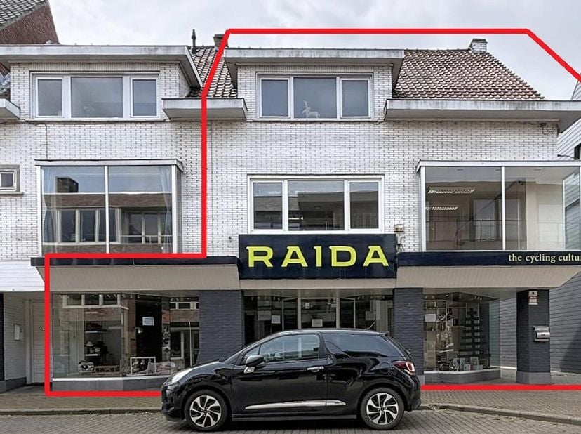 GOEDGELEGEN OP TE FRISSEN PAND - <br />
<br />
Deze handelsruimte en appartement (2 kavels), centraal gelegen in Aartrijke, Brugsestraat 44/46, biedt