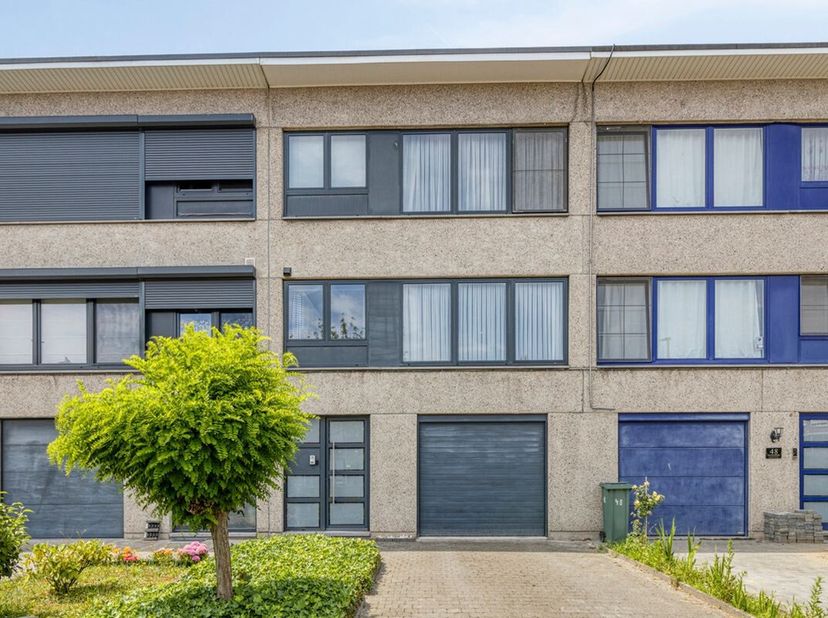 Deze uitzonderlijk ruime en instapklare woning met een bewoonbare oppervlakte van 234 m² werd doorheen de jaren met de grootste zorg onderhouden en ve