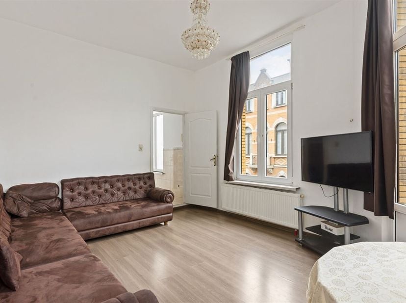 Huis momenteel opgedeeld in handelsgelijkvloers en 3 appartementen!<br />
Locatie: Ontdek dit veelzijdig huis thans gekend als onvergunde opbrengsteig