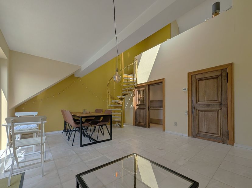 Verzorgd duplexappartement met EPC B nabij het centrum van Hasselt<br />
Bent u op zoek naar een ruim, lichtrijk en energiezuinig duplexappartement o