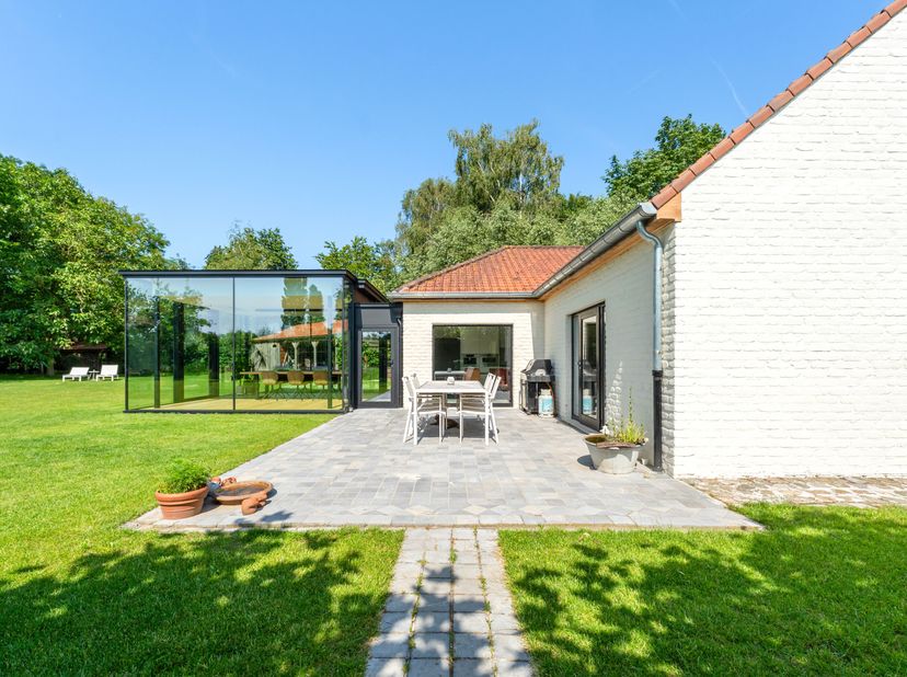 Gelegen tussen Meulebeke en Ingelmunster vinden we deze prachtige fermette.<br />
Dit rustig gelegen perceel wordt u te koop aangeboden op 3.030 m² en