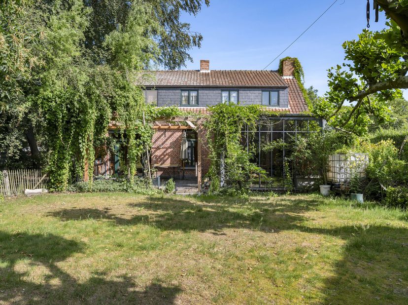 Karaktervolle woning op een toplocatie met diepe tuin en garage in een doodlopende straat nabij het centrum van Heide<br />
Deze woning combineert aut