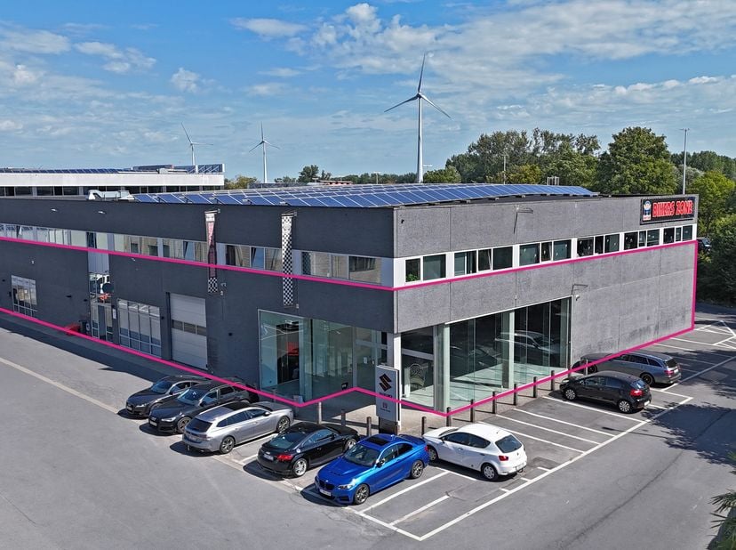 KMO Vastgoed biedt u deze ruime en instapklare handelsruimte aan met een totale oppervlakte van 1.717 m². Het pand is onmiddellijk beschikbaar en bevi