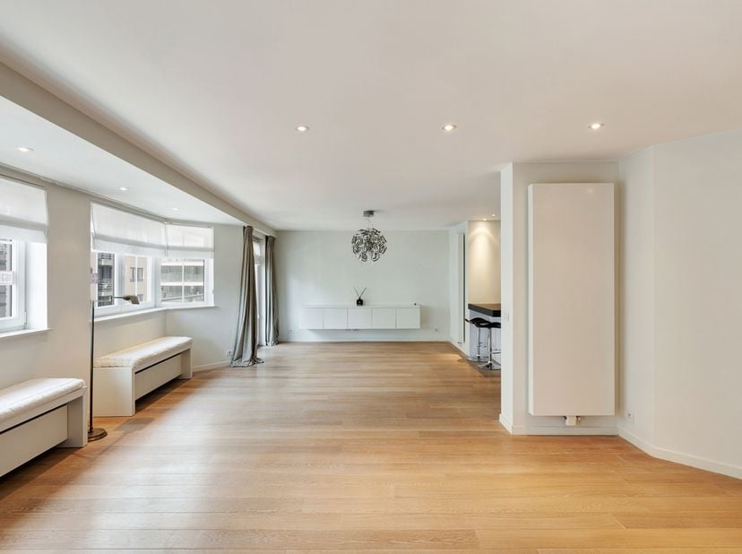 Uitzonderlijk ruim en hedendaags appartement van 163 m² op toplocatie in het hart van Knokke, op wandelafstand van het strand en de winkels, gelegen i