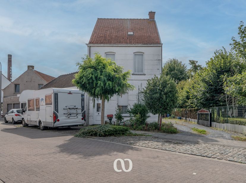 Ben je op zoek naar een statige woning dat nog gerenoveerd kan worden naar eigen smaak? Deze maakt zeker kans.<br />
De centrale ligging in het centru