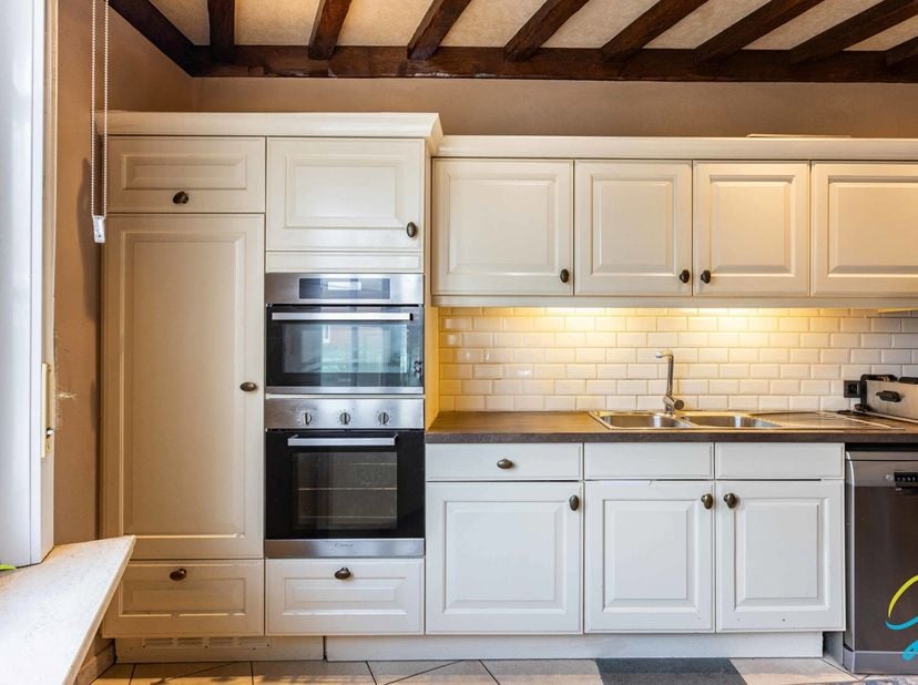 Maison avec 4 chambres à vendre à Grammont<br />
Maison semi-ouverte prête à emménager située à la périphérie de Grammont, à quelques pas du centre, d