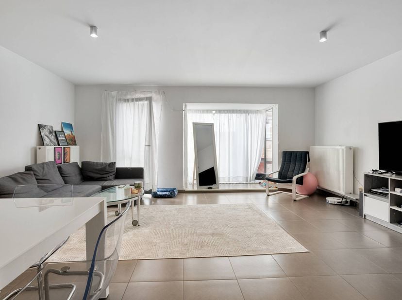 Op de 1ste verdieping treffen we dit instapklaar appartement aan met 2 slaapkamers. Hier geniet men van een uiterst strategische locatie dichtbij alle