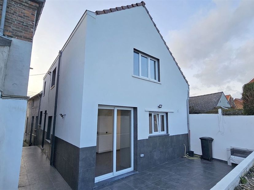 Prix: Offre à partir de 180.000 euros, frais d'agence non inclus et à charge de l'acquéreur.<br />
Au calme, dans le fond d'une cour piétonne, maison
