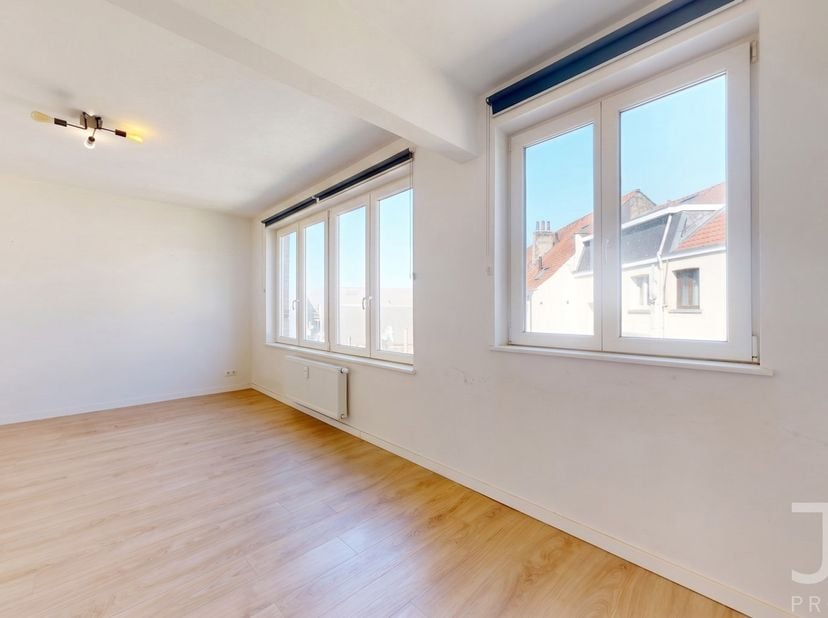 Idéalement situé à deux pas de la gare du Midi (tram, métro et bus), J&amp;amp;J Properties vous propose ce studio de 32 m² (valeur PEB).<br />
Situé au 3