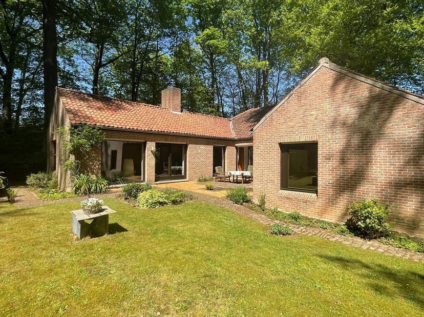 Discreet in het groen, op een terrein van 27 are bevindt zich deze uitzonderlijke villa, waar rust, ruimte en privacy centraal staan. Een uitzonderlij