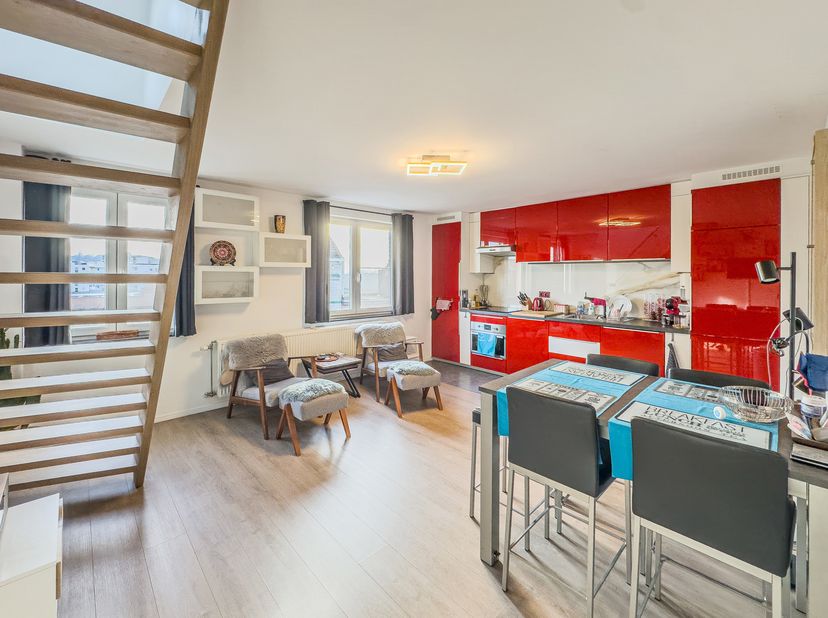 Vlakbij het station Gare du Midi, in een klein appartementencomplex, biedt Trianon Invest u dit gerenoveerde appartement met 2 slaapkamers aan. Het he
