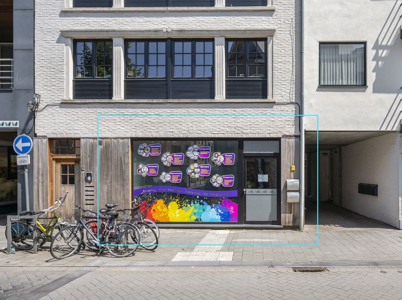 Ruime gelijkvloerse handelsruimte met uitstekende ligging in het centrum van Turnhout, op slechts een steenworp afstand van de Grote Markt. Deze locat
