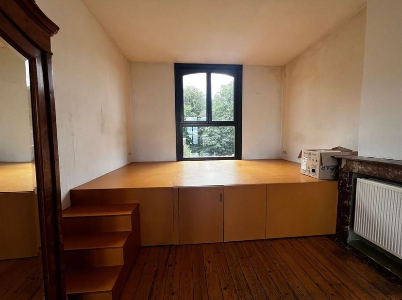 Deze lichtrijke studio biedt een aangename woonruimte met een open indeling. De leefruimte beschikt over een open keuken, uitgerust met de nodige toes