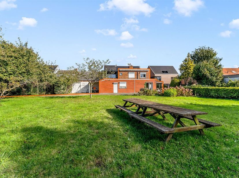 Woning op uitzonderlijk perceel pal in het centrum van Balen<br />
Belangrijkste troeven:<br />
- Centrale ligging : pal in het centrum!<br />
- Uitzo