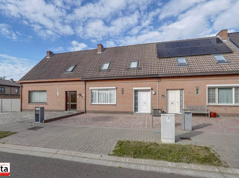 In de Notestraat, op wandelafstand van het centrum van Sint-Truiden, bevindt zich deze instapklare woning.<br />
De woning bestaat uit een hal met gas