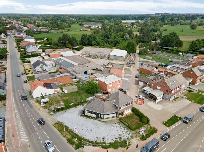 Ruime woning met mogelijkheden tot commerciële activiteit op locatie met uitstekende visibiliteit!<br />
Ligging: <br />
De woning met handelszaak is