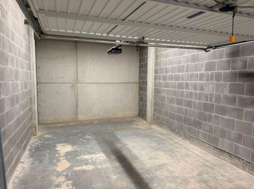 Op een uitstekende locatie in Pettendonk, binnen de stadsvesten van Lier, bevindt zich deze gesloten garagebox in een ondergrondse parkeergarage.<br /
