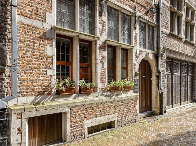 De buurt<br />
De Stoelstraat is een rustig, gebogen straatje in het hart van het historische Antwerpen: discreet, maar op wandelafstand van alles wat